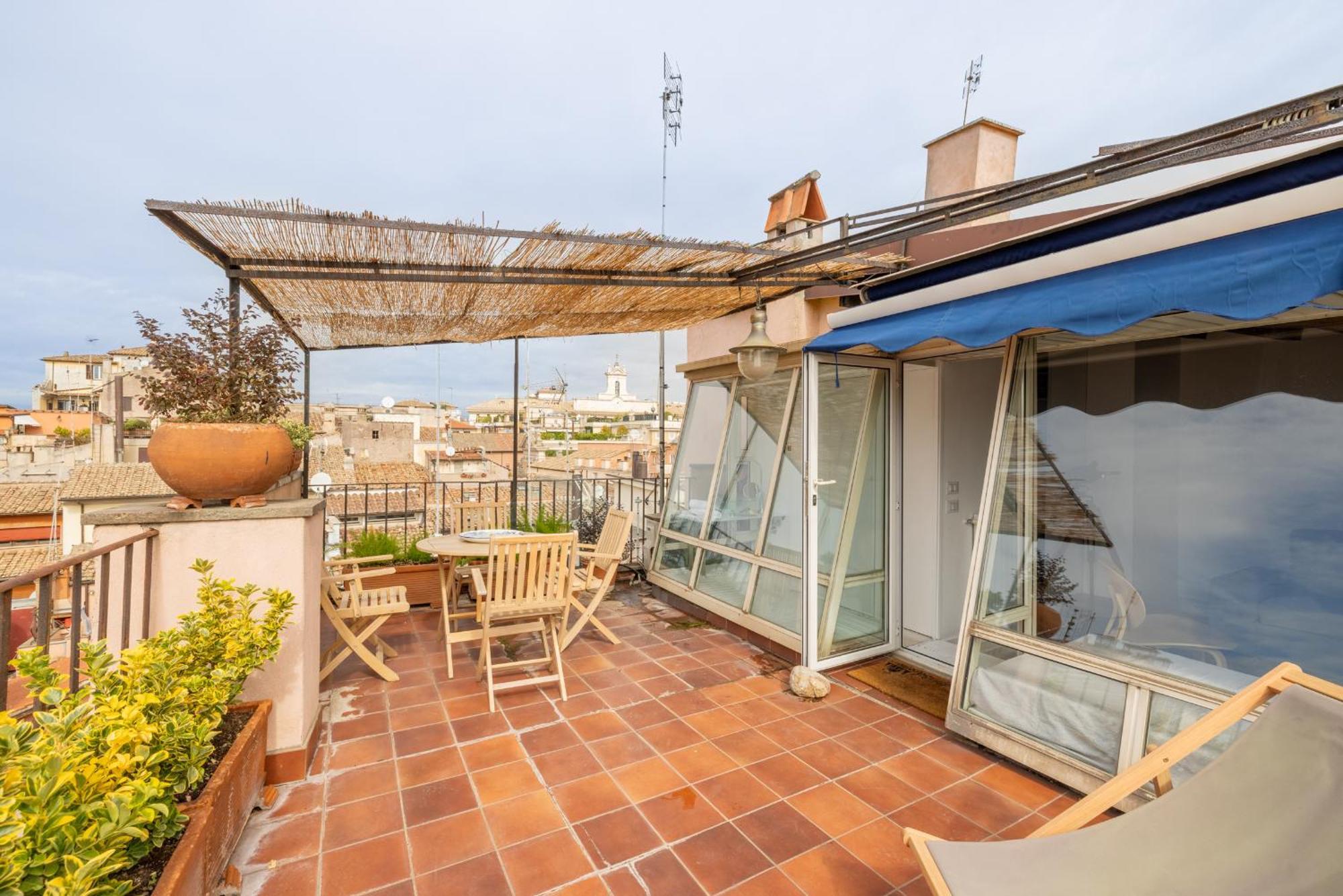 Pantheon With Terrace Apartment